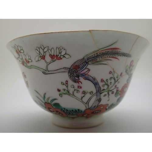 256 - Antique Chinese chicken cup, with damage, D: 12 cm. P&P Group 2 (£18+VAT for the first lot and £3+VA... 