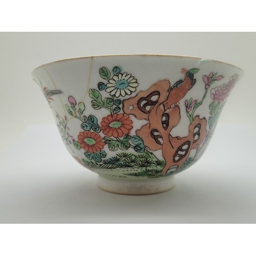 256 - Antique Chinese chicken cup, with damage, D: 12 cm. P&P Group 2 (£18+VAT for the first lot and £3+VA... 