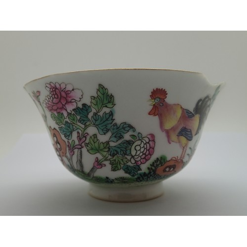 256 - Antique Chinese chicken cup, with damage, D: 12 cm. P&P Group 2 (£18+VAT for the first lot and £3+VA... 