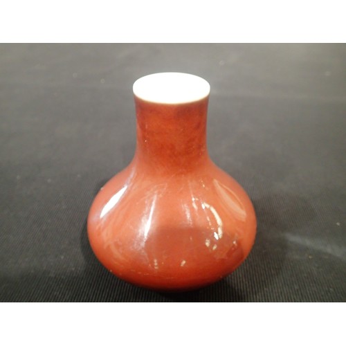 262 - Small Chinese vase, probably 18th Century, H: 11 cm. P&P Group 2 (£18+VAT for the first lot and £3+V... 