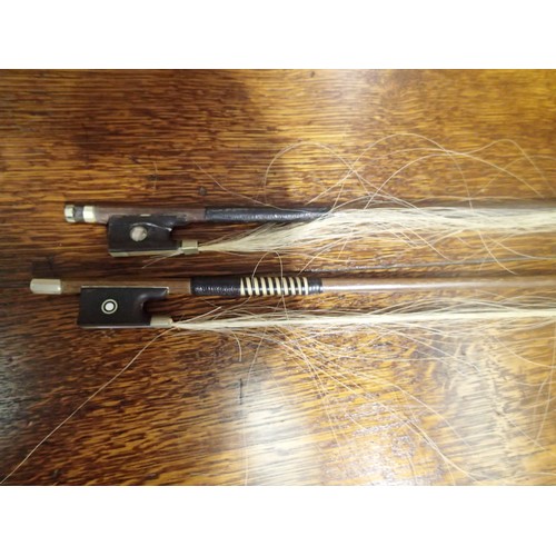 460 - Two antique violin bows, unnamed. P&P Group 2 (£18+VAT for the first lot and £3+VAT for subsequent l... 