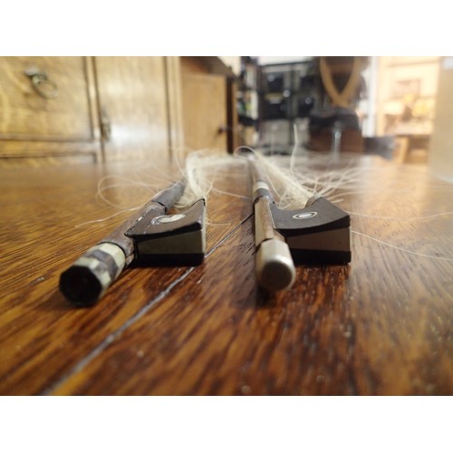 460 - Two antique violin bows, unnamed. P&P Group 2 (£18+VAT for the first lot and £3+VAT for subsequent l... 