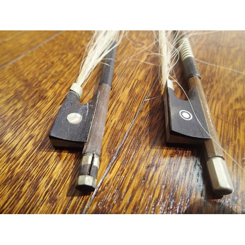 460 - Two antique violin bows, unnamed. P&P Group 2 (£18+VAT for the first lot and £3+VAT for subsequent l... 