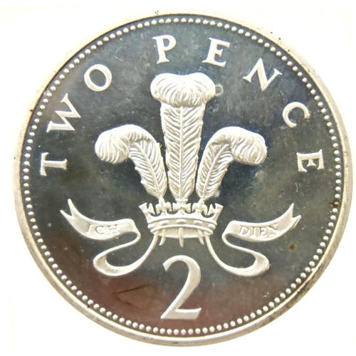 3110 - 2000 twopence of Queen Elizabeth II - from set. P&P Group 1 (£14+VAT for the first lot and £1+VAT fo... 