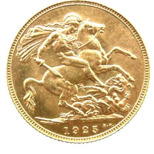 3209 - 1925 full Sovereign of George V, London mint. P&P Group 1 (£14+VAT for the first lot and £1+VAT for ... 