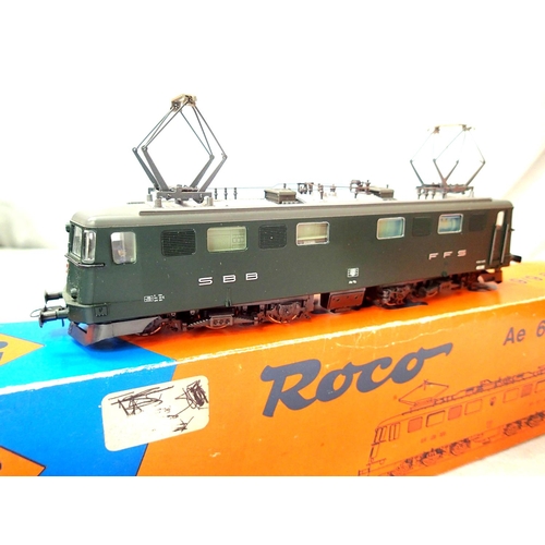 2062 - Roco 43535 Class Ae 6/6, SBB-FFS Green, Twin Pantograph Electric. In very good condition, body loose... 