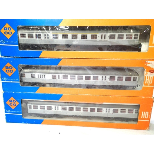 2066 - Three Roco Silver D.B. coaches, 4264, 4265, 4266 in very good to excellent condition, boxes good. P&... 