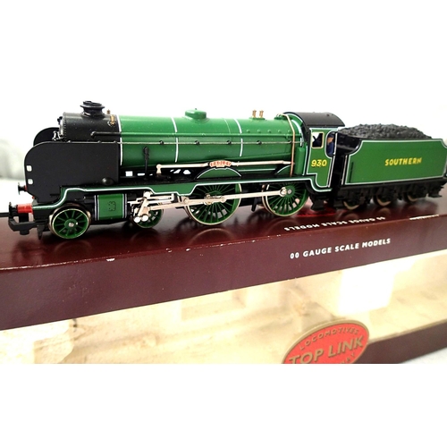 2075 - Hornby R 2018, Schools class Radley, 930, Southern Green.
In excellent condition, crew fitted, box f... 