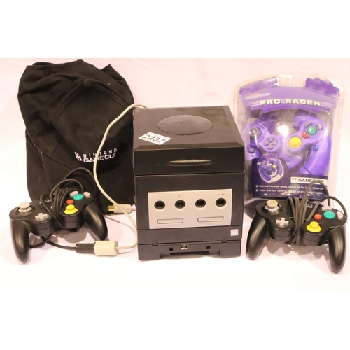 2237 - Nintendo Gamecube with set-top monitor, two controllers and two promotional baseball caps. P&P Group... 