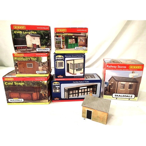 2080 - Hornby Skaledale; Coal Stage, Hut, Lamp Hut, Kiosk, all good and boxed, plus unboxed lineside hut an... 