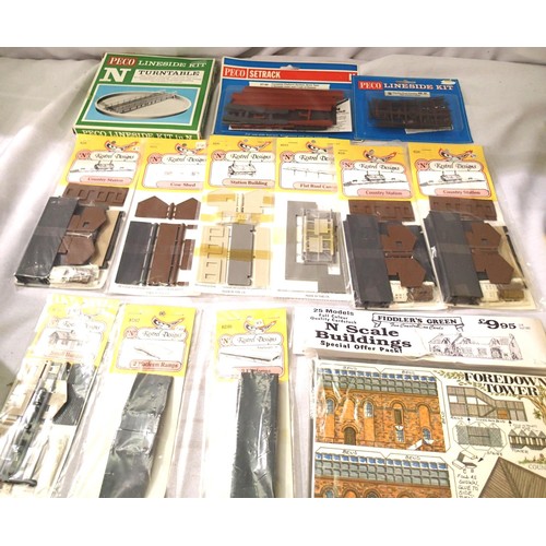 2086 - Selection of N Gauge plastic building kits, station, platforms, turntable, fencing etc.
Sealed in pa... 