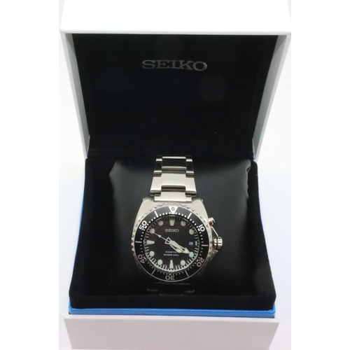 100 - Seiko; gents kinetic 200m divers wristwatch, B.N.I.B stainless steel strap, black bezel and dial, in... 