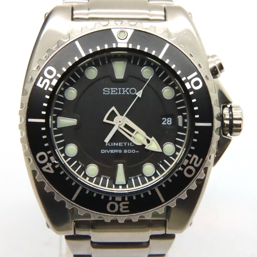 100 - Seiko; gents kinetic 200m divers wristwatch, B.N.I.B stainless steel strap, black bezel and dial, in... 