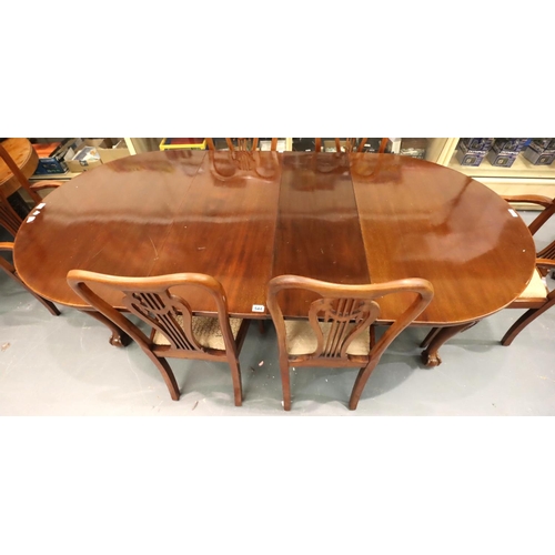 480 - A 20th century walnut dining table with two drop in leaves and six chairs (4+2), 224 x 115 x 75 cm H... 