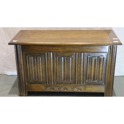 464 - Oak blanket chest of small proportions with small Linenfold front, 92 x 42 x 54 cm. Not available fo... 