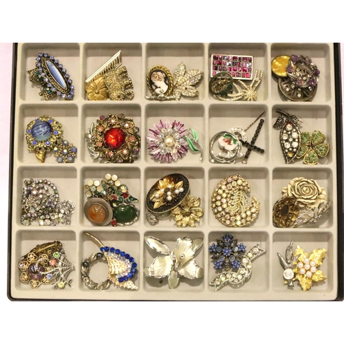 71 - Box of assorted costume jewellery brooches (over forty). P&P Group 1 (£14+VAT for the first lot and ... 