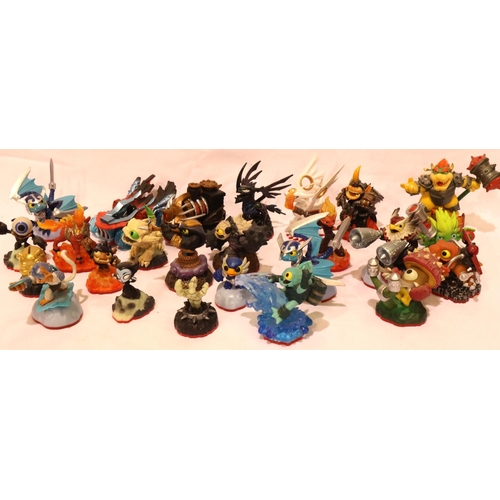 2386 - Skylanders Trap Team; twenty unboxed with a Nintendo 3DS game (no portal). P&P Group 3 (£25+VAT for ... 