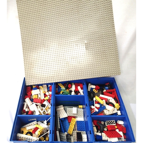 2080 - Selection of vintage Lego bricks and large build plate base. P&P Group 2 (£18+VAT for the first lot ... 