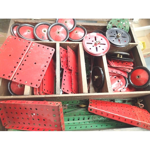 2081 - Wooden box containing vintage red and green Meccano parts, wheels etc. P&P Group 2 (£18+VAT for the ... 