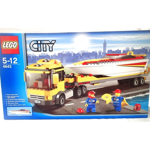 2088 - Lego 4643 City, Arctic and trailer with boat, contents unchecked. P&P Group 1 (£14+VAT for the first... 