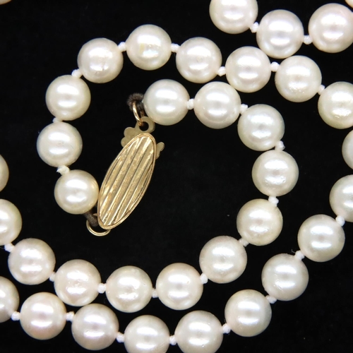 44 - Pearl necklace with 9ct gold clasp, L: 36 cm. P&P Group 1 (£14+VAT for the first lot and £1+VAT for ... 