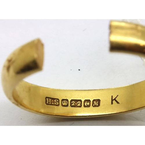 79 - 22ct gold cut band ring, 5.3g. P&P Group 1 (£14+VAT for the first lot and £1+VAT for subsequent lots... 