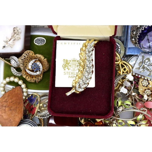 87 - Quantity of costume jewellery brooches. P&P Group 1 (£14+VAT for the first lot and £1+VAT for subseq... 