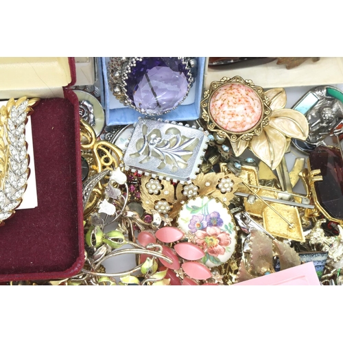 87 - Quantity of costume jewellery brooches. P&P Group 1 (£14+VAT for the first lot and £1+VAT for subseq... 