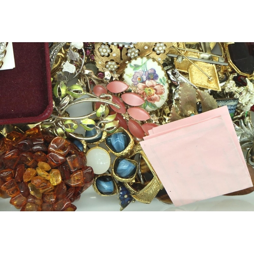 87 - Quantity of costume jewellery brooches. P&P Group 1 (£14+VAT for the first lot and £1+VAT for subseq... 