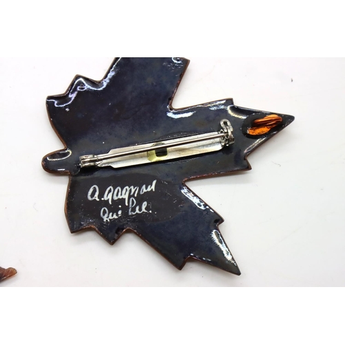 87 - Quantity of costume jewellery brooches. P&P Group 1 (£14+VAT for the first lot and £1+VAT for subseq... 