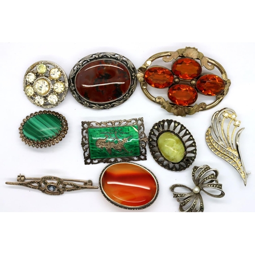 88 - Selection of silver and white metal brooches. P&P Group 1 (£14+VAT for the first lot and £1+VAT for ... 
