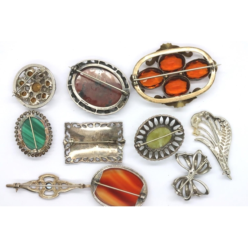 88 - Selection of silver and white metal brooches. P&P Group 1 (£14+VAT for the first lot and £1+VAT for ... 