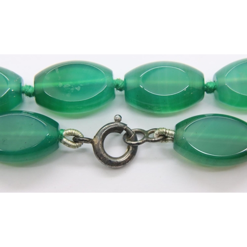 89 - Jade necklace with a silver clasp. P&P Group 1 (£14+VAT for the first lot and £1+VAT for subsequent ... 