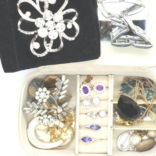90 - Small jewellery case containing good quality costume jewellery. P&P Group 1 (£14+VAT for the first l... 
