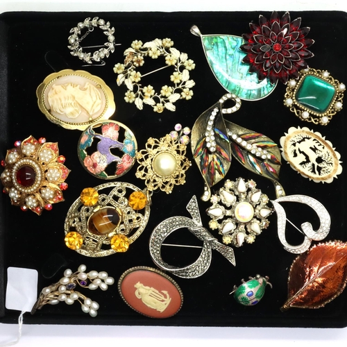 93 - Selection of costume jewellery brooches. P&P Group 1 (£14+VAT for the first lot and £1+VAT for subse... 