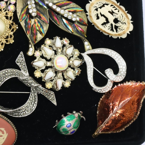 93 - Selection of costume jewellery brooches. P&P Group 1 (£14+VAT for the first lot and £1+VAT for subse... 