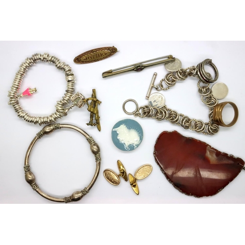 95 - Mixed jewellery items including brooches. P&P Group 1 (£14+VAT for the first lot and £1+VAT for subs... 