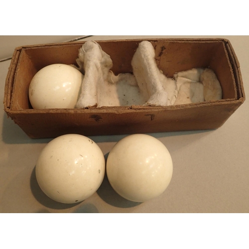 1071 - Set of three vintage full size white snooker balls. P&P Group 1 (£14+VAT for the first lot and £1+VA... 