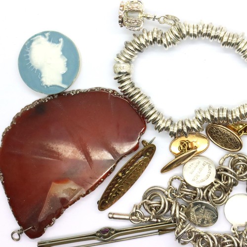 95 - Mixed jewellery items including brooches. P&P Group 1 (£14+VAT for the first lot and £1+VAT for subs... 