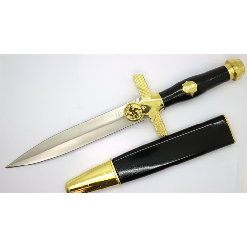 3220 - Reproduction WWII dagger. P&P Group 2 (£18+VAT for the first lot and £3+VAT for subsequent lots)