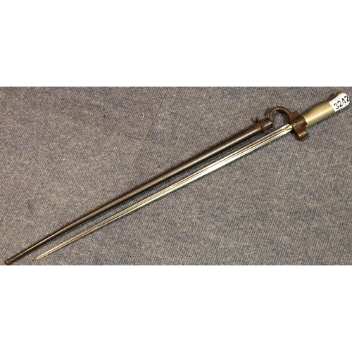 3242 - 19th century French quillon bayonet with steel scabbard. P&P Group 2 (£18+VAT for the first lot and ... 