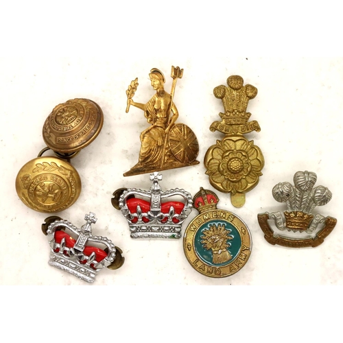 3264 - Mixed military badges and buttons. P&P Group 1 (£14+VAT for the first lot and £1+VAT for subsequent ... 