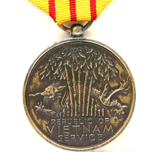 3266 - American boxed Vietnam medal. P&P Group 1 (£14+VAT for the first lot and £1+VAT for subsequent lots)