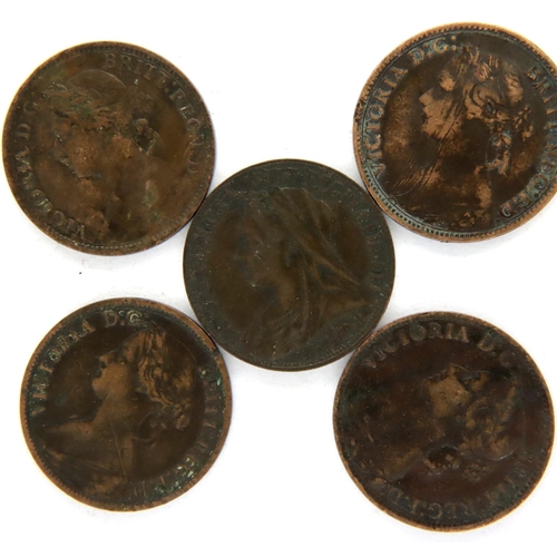 3043 - Five bronze Victorian Farthings. P&P Group 1 (£14+VAT for the first lot and £1+VAT for subsequent lo... 