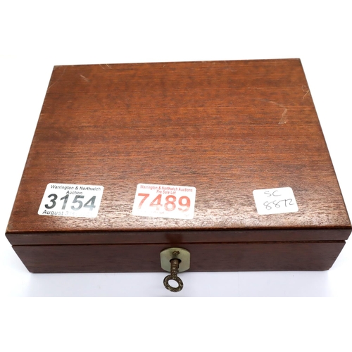 3154 - A mahogany coin collectors cabinet with three lift out trays, locking with key. P&P Group 2 (£18+VAT... 