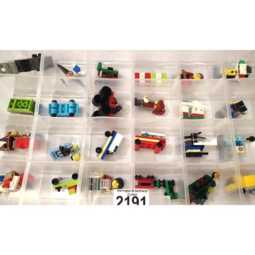 2191 - Box of twenty four assorted Lego advent calendar models and figures. P&P Group 2 (£18+VAT for the fi... 