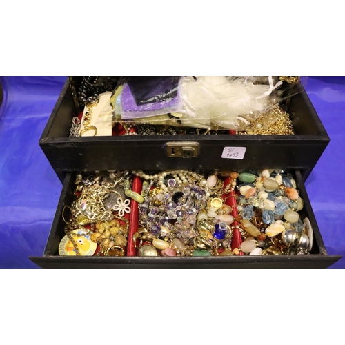 100 - Large jewellery box with costume jewellery contents. P&P Group 2 (£18+VAT for the first lot and £3+V... 