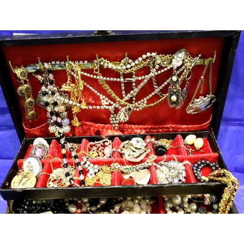 100 - Large jewellery box with costume jewellery contents. P&P Group 2 (£18+VAT for the first lot and £3+V... 