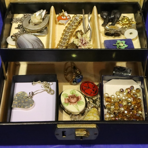 101 - Jewellery box with costume jewellery contents. P&P Group 1 (£14+VAT for the first lot and £1+VAT for... 