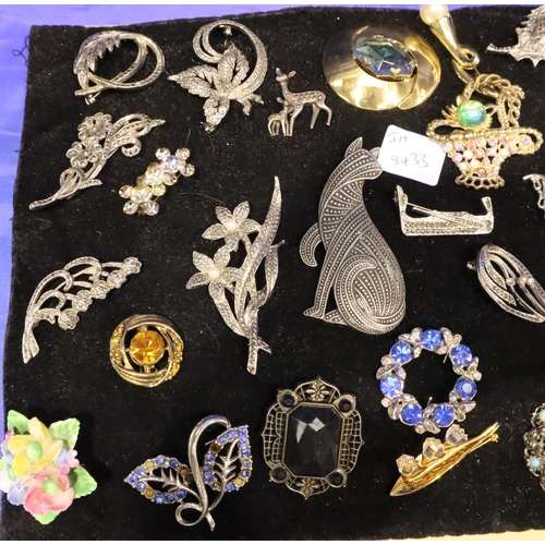 103 - Display cushion of vintage brooches. P&P Group 2 (£18+VAT for the first lot and £3+VAT for subsequen... 